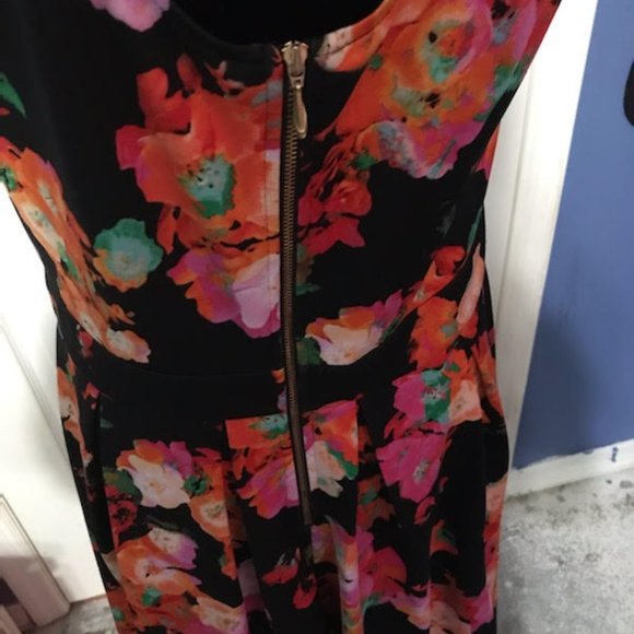 DRESS - Picture 3 of 5